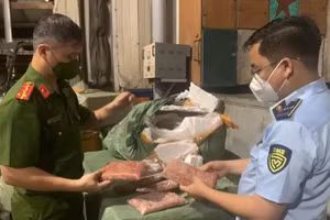 Lực lượng chức năng phát hiện, thu giữ hơn 7 tấn thực phẩm không rõ nguồn gốc ngày 5/5/2025.