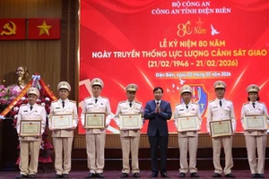 Đồng chí Lê Văn Lương, Chủ tịch Ủy ban nhân dân tỉnh Điện Biên, trao Bằng khen của Ủy ban nhân dân tỉnh tặng các tập thể, cá nhân thuộc Phòng Cảnh sát giao thông Công an tỉnh Điện Biên có thành tích xuất sắc trong công tác.