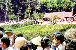 Du khách hành hương về Khu Di tích quốc gia đặc biệt Kim Liên, Nghệ An, dịp Tết Nguyên đán Bính Ngọ.