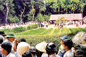 Du khách hành hương về Khu Di tích quốc gia đặc biệt Kim Liên, Nghệ An, dịp Tết Nguyên đán Bính Ngọ.