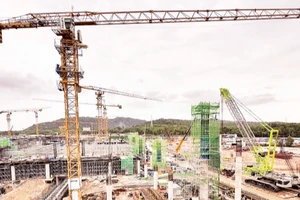 Trong kỳ nghỉ Tết Nguyên đán, các nhà thầu dự án mở rộng Cảng Hàng không quốc tế Phú Quốc huy động khoảng 1.600 nhân sự thi công xuyên Tết nỗ lực chưa có tiền lệ với công trình trên đảo.