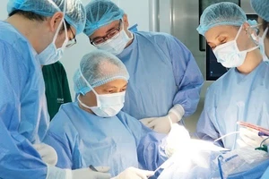 Các bác sĩ đang thực hiện ca phẫu thuật.