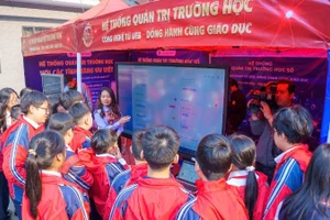 Giáo viên giới thiệu cách sử dụng Hệ thống quản trị trường học số cho học sinh.