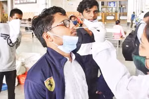 Lấy mẫu xét nghiệm Covid-19 tại một trung tâm y tế của Ấn Độ.