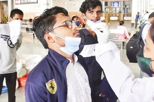 Lấy mẫu xét nghiệm Covid-19 tại một trung tâm y tế của Ấn Độ.