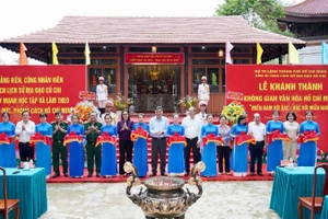 Đại biểu cắt băng khánh thành Không gian văn hóa Hồ Chí Minh tại Địa đạo Củ Chi.