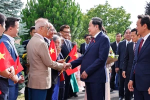 Chủ tịch Quốc hội Trần Thanh Mẫn và Phu nhân gặp gỡ cán bộ, nhân viên Phái đoàn Việt Nam tại Liên hợp quốc và các tổ chức quốc tế tại Geneva, Đại sứ quán và cộng đồng người Việt Nam tại Thụy Sĩ. (Ảnh: TTXVN)