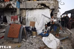 Người dân Palestine sinh sống giữa đống đổ nát trong những ngôi nhà bị phá hủy do xung đột ở Jabalia, Dải Gaza. (Ảnh: THX/TTXVN)