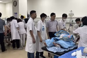 Bệnh viện đa khoa Vĩnh Phúc đang tiếp nhận, cứu chữa 4 nạn nhân trong vụ tai nạn.