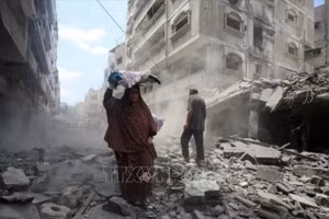 Đống đổ nát sau các cuộc không kích của Israel xuống Dải Gaza. Ảnh: THX/TTXVN