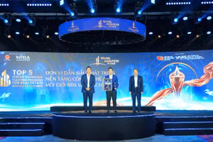 Ông Phạm Văn Dũng, Phó Tổng Giám đốc Thiên Khôi Group, Tổng Giám đốc Thiên Khôi miền nam đại diện Thiên Khôi Group lên nhận giải. (Ảnh: BTC)