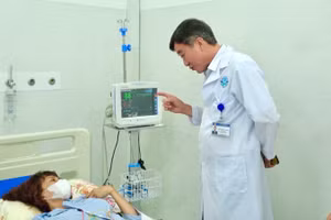 Những du khách là bệnh nhân suy thận mạn được lọc máu tại Trung tâm y tế Quân dân y Đặc khu Côn Đảo.