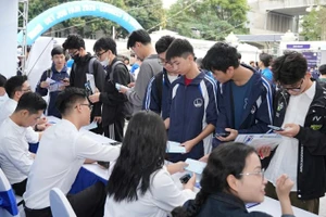 Sinh viên tìm hiểu thông tin tại Ngày hội việc làm. 