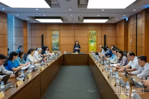 Các đại biểu Quốc hội thảo luận tại Tổ về dự án Luật sửa đổi, bổ sung một số điều của Luật Trách nhiệm bồi thường của Nhà nước. (Ảnh: THỦY NGUYÊN)