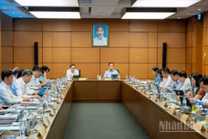 Đại biểu Quốc hội thảo luận tại tổ. (Ảnh: THỦY NGUYÊN)