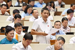 Đại biểu Nguyễn Tiến Nam (Đoàn thành phố Huế) phát biểu tại hội trường. (Ảnh: THỦY NGUYÊN)