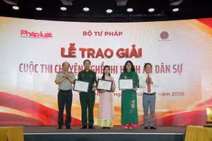 Ban tổ chức trao giải B cho các tác giả, nhóm tác giả đoạt giải. (Ảnh: TL)