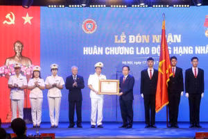 Thay mặt lãnh đạo Đảng, Nhà nước, Phó Thủ tướng Lê Tiến Châu trao Huân chương Lao động hạng Nhất cho Cục Quản lý Thi hành án dân sự, Bộ Tư pháp. (Ảnh: TRUNG KIÊN)