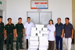 Viện Pháp y Quốc gia tiếp nhận mẫu hài cốt liệt sĩ do tỉnh Lào Cai bàn giao. (Ảnh: THANH SƠN)