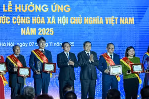 Chủ tịch Quốc hội Trần Thanh Mẫn và Phó Thủ tướng Chính phủ Hồ Quốc Dũng trao biểu trưng tôn vinh Gương sáng pháp luật lần thứ 3. (Ảnh: DUY LINH)