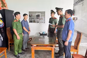 Cơ quan chức năng tống đạt quyết định khởi tố vụ án.