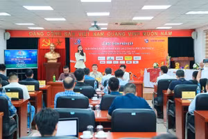 Quang cảnh bốc thăm phân cặp Giải bóng đá Cúp Nhà báo và Công luận lần thứ V. (Ảnh: TIẾN ĐẠT)
