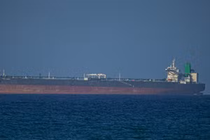 Tàu hàng di chuyển qua eo biển Hormuz ngày 8/4/2026. (Ảnh: THX/TTXVN)