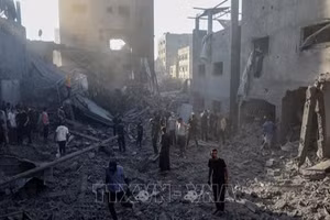 Cảnh tàn phá sau cuộc không kích của Israel tại Gaza. (Ảnh: THX/TTXVN)