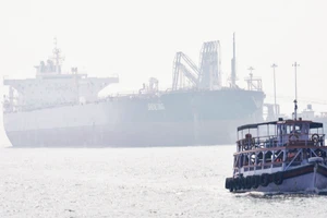 Một tàu chở dầu đi qua eo biển Hormuz.