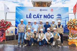 Lễ cất nóc Đài kiểm soát không lưu tại dự án Cảng hàng không Quảng Trị.