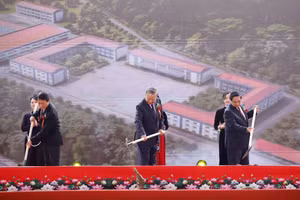 Tổng Bí thư Tô Lâm, Thủ tướng Phạm Minh Chính và các đại biểu thực hiện nghi thức khởi công, động thổ đồng loạt các trường nội trú liên cấp biên giới. (Ảnh: TTXVN)