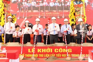 Ủy viên Trung ương Đảng, Chủ tịch Ủy ban nhân dân tỉnh Lâm Đồng Hồ Văn Mười cùng các đại biểu tham dự thực hiện nghi thức khởi công Dự án Trường phổ thông nội trú liên cấp tiểu học và trung học cơ sở xã Đắk Wil.