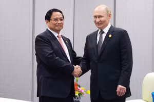 Thủ tướng Phạm Minh Chính gặp Tổng thống Nga Vladimir Putin. (Ảnh: TTXVN)
