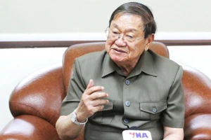 Ông Khieu Kanharith - Cố vấn tối cao trực tiếp của Quốc vương, Nghị sĩ Quốc hội Campuchia - trả lời phỏng vấn TTXVN. (Ảnh: TTXVN)