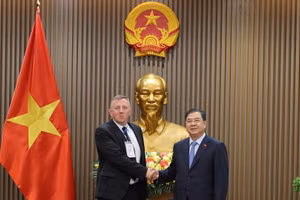 Phó Thủ tướng Thường trực Phạm Gia Túc và ông Ben Backwell, Giám đốc điều hành GWEC. (Ảnh: VGP/Phương Nguyên)