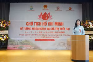 Bà Trịnh Thị Mai Phương, Tổng Lãnh sự Việt Nam tại Fukuoka phát biểu khai mạc chương trình. (Ảnh: TTXVN)