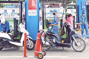 Người dân mua xăng E10 tại cửa hàng kinh doanh xăng dầu trên phố Thái Thịnh, Hà Nội.