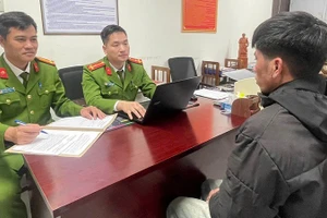 Công an lấy lời khai của đối tượng có hành vi cướp tài sản công dân.