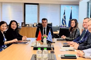 Cuộc gặp và làm việc giữa Đại sứ Việt Nam tại Hy Lạp Phạm Thị Thu Hương và Bộ trưởng Di trú và Tỵ nạn Hy Lạp Athanasios Plevris. (Ảnh: Đại sứ quán Việt Nam tại Hy Lạp)