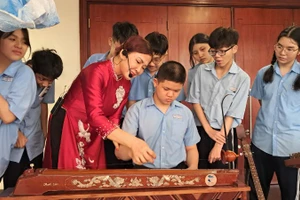 Các bạn nhỏ Trường Chuyên biệt Khiếm thính Hy vọng Bình Thạnh trải nghiệm các hoạt động trong khuôn khổ lễ hội. (Ảnh: THÙY DƯƠNG)