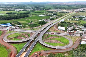 Nút giao đường T1 với Quốc lộ 51 đã cơ bản hoàn thành, bảo đảm thông xe kỹ thuật trước ngày 19/12.