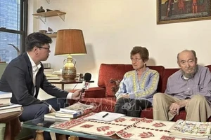 Bà Cora và ông Peter Weiss trả lời phỏng vấn báo chí Việt Nam, tháng 1/2023. (Ảnh: TTXVN)