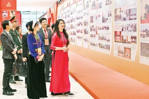 Đại diện Thanh niên tiêu biểu tham quan Trưng bày ảnh “Dưới cờ Đảng - Đất nước tiến vào Kỷ nguyên mới” tại Đại hội XIV của Đảng. (Ảnh: TRẦN HẢI)