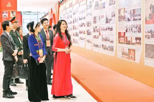 Đại diện Thanh niên tiêu biểu tham quan Trưng bày ảnh “Dưới cờ Đảng - Đất nước tiến vào Kỷ nguyên mới” tại Đại hội XIV của Đảng. (Ảnh: TRẦN HẢI)
