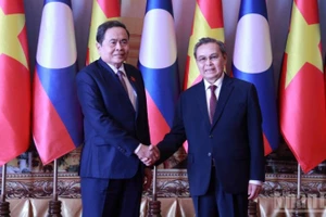 Chủ tịch Quốc hội Trần Thanh Mẫn hội kiến Chủ tịch Quốc hội Lào Saysomphone Phomvihane. (Ảnh: TRỊNH DŨNG - DUY TOÀN)