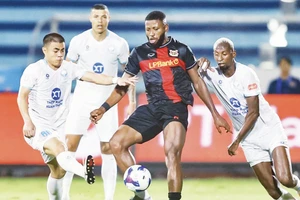 Thép Xanh Nam Định (áo trắng) “lội ngược dòng” thắng Ninh Bình 3-2.