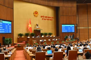 Với 457/457 đại biểu tham gia biểu quyết tán thành (đạt 100%), Quốc hội thông qua việc điều chỉnh, bổ sung Chương trình Kỳ họp thứ nhất, Quốc hội khóa XVI. (Ảnh: THỦY NGUYÊN)