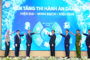 Các đại biểu bấm nút khai trương nền tảng số Thi hành án dân sự. (Ảnh: TL)