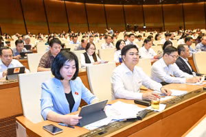 Quốc hội làm việc tại hội trường nghe Tờ trình và Báo cáo thẩm tra dự án Luật sửa đổi, bổ sung một số điều của Luật Công chứng. (Ảnh: DUY LINH)