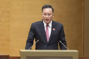 Thừa ủy quyền của Thủ tướng Chính phủ, Tổng Kiểm toán nhà nước Nguyễn Hữu Nghĩa trình bày Báo cáo quyết toán ngân sách nhà nước năm 2024. (Ảnh: QH)